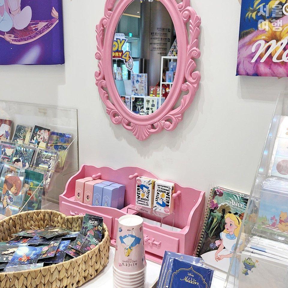 มุมพินดิสนีย์ภายในร้านพร้อมพินในธีมเรื่องสโนว์ไวท์และปลามังกรแสนสวยในบรรจุภัณฑ์สวยงาม